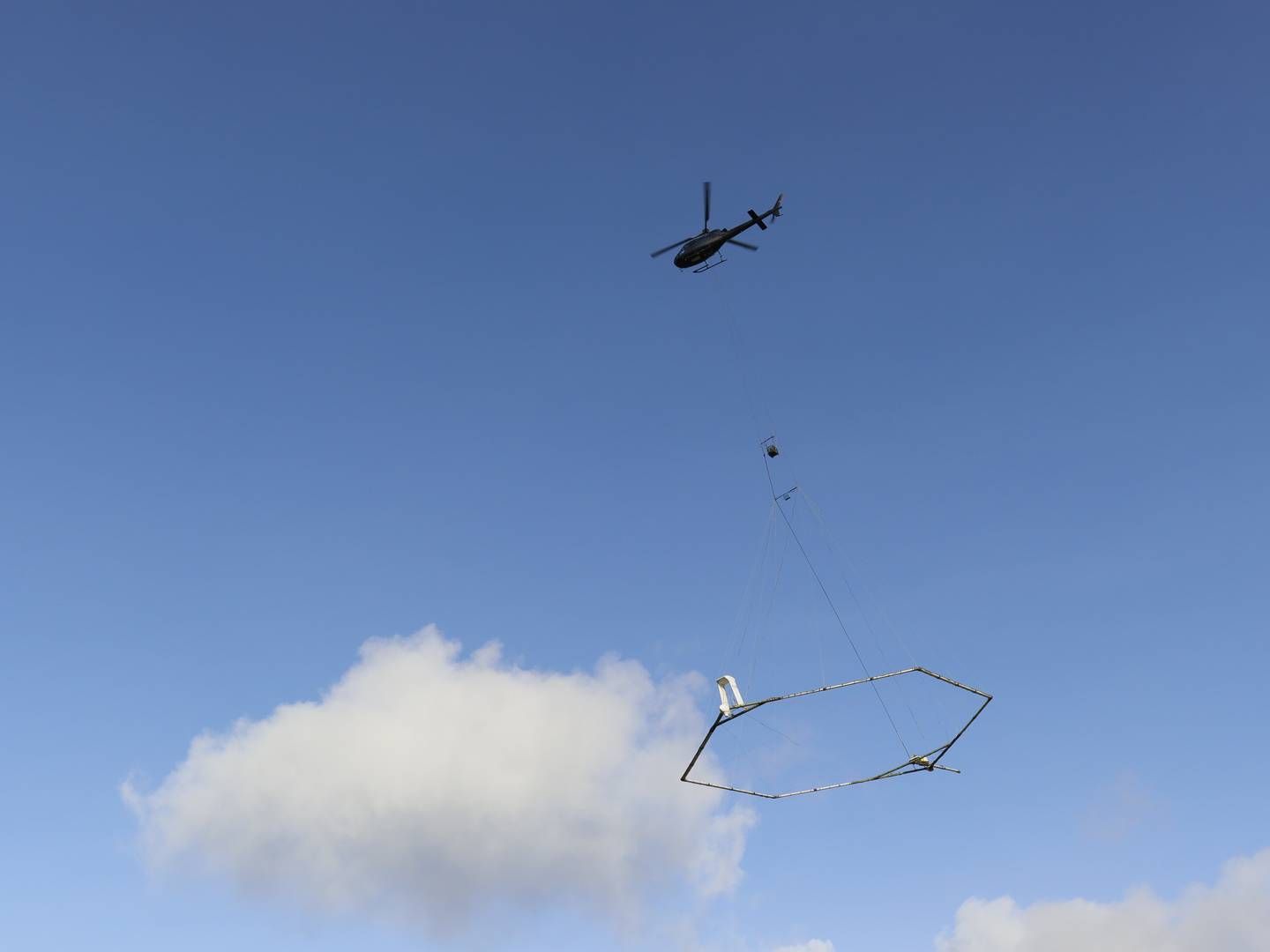 Helikopteren med en stor vanddetektor hængende under sig på jagt efter vand til Din Forsynings nye vandværk i Varde. | Foto: Din Forsyning / Pr
