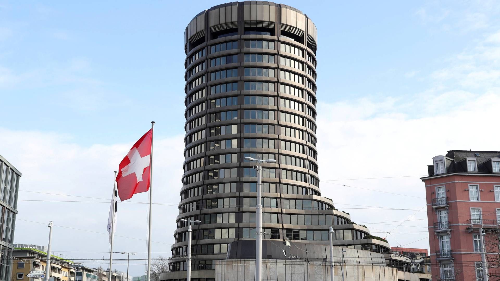De kommende kapitalkrav udspringer fra Basel-Komiteen, der har til huse hos Bank for International Settlements i Basel, Schweiz.