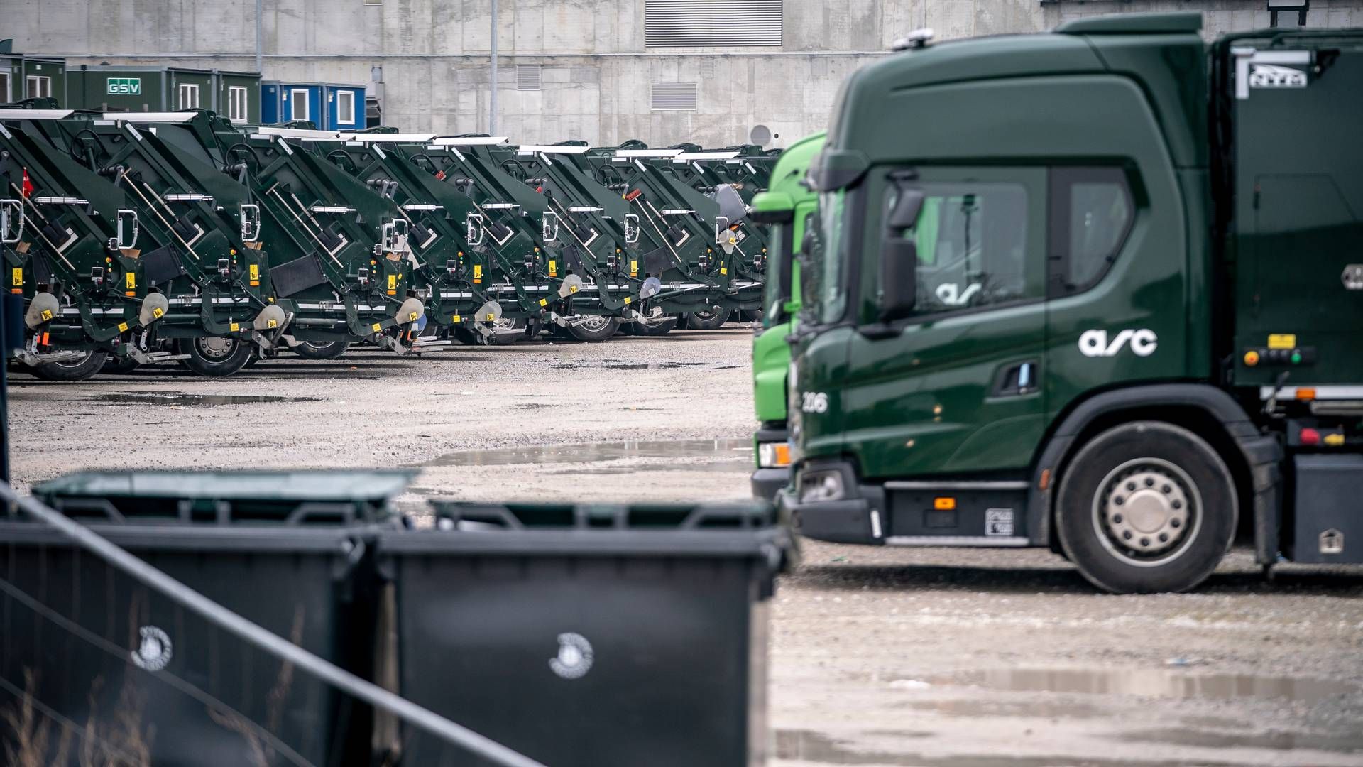 ARC's grønne el-skraldebiler har holdt stille siden mandag, hvor renovationsarbejderne indledte deres arbejdsnedlæggelse. | Foto: Mads Claus Rasmussen/Ritzau Scanpix