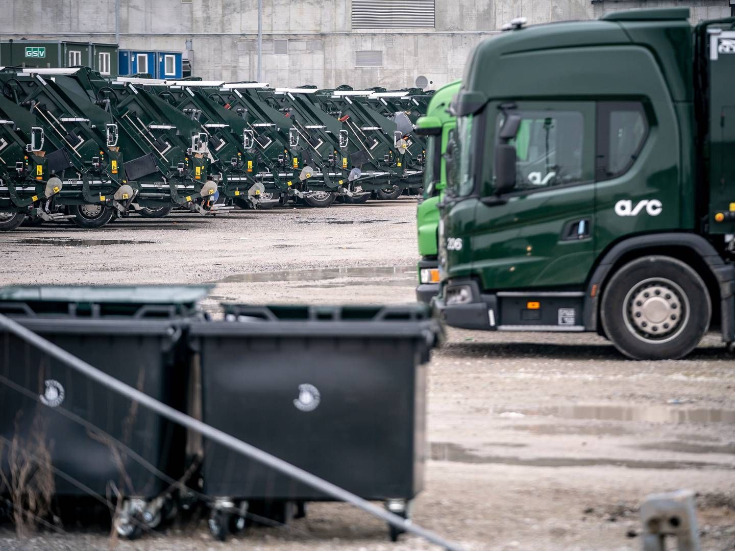 ARC's grønne el-skraldebiler har holdt stille siden mandag, hvor renovationsarbejderne indledte deres arbejdsnedlæggelse. | Foto: Mads Claus Rasmussen/Ritzau Scanpix