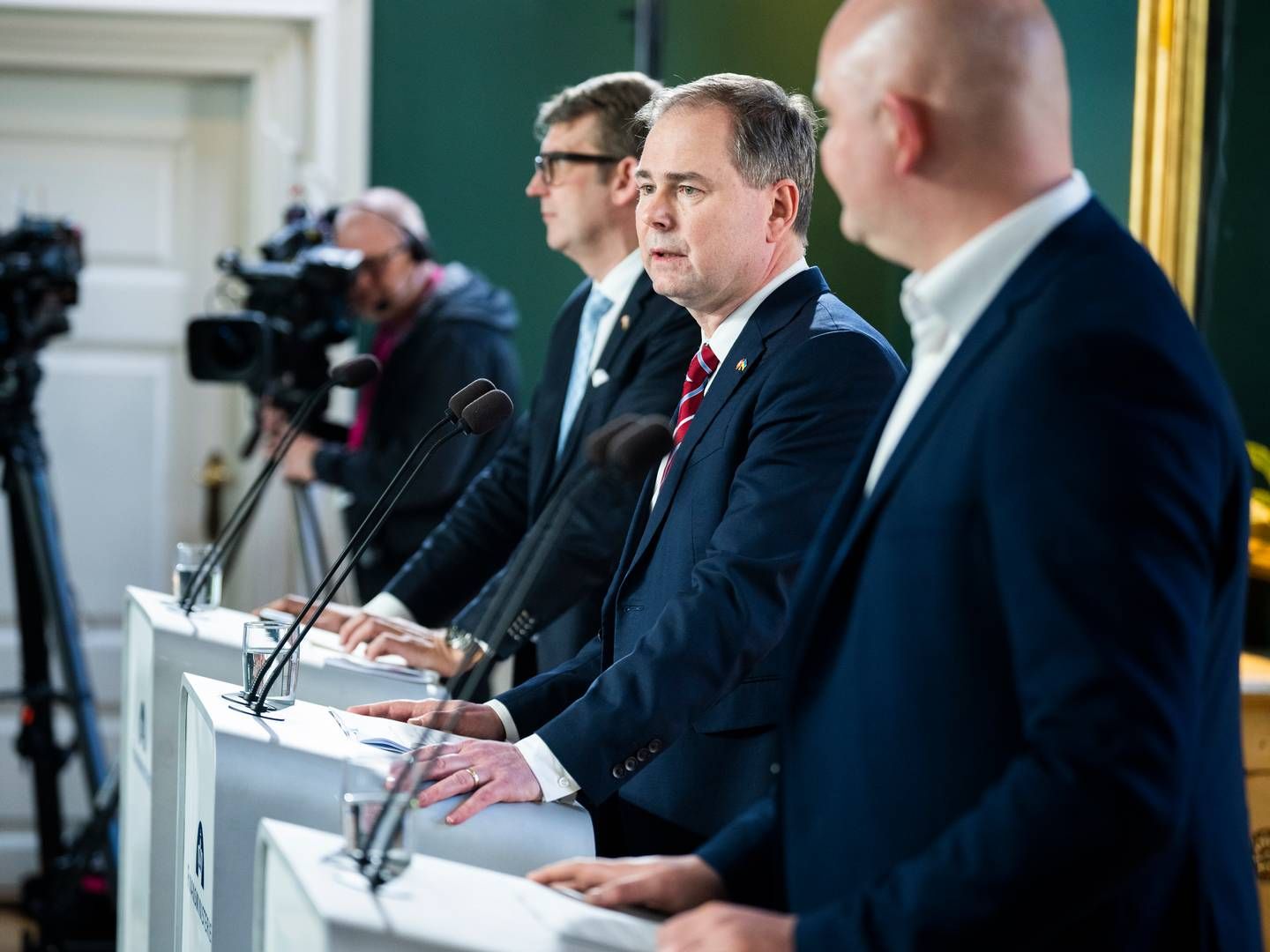Finansminister Nicolai Wammen (S), fungerende forsvarsminister Troels Lund Poulsen (V) og kulturminister Jakob Engel-Schmidt (M) præsenterede i denne uge SVM-regeringens finanslovsforslag. | Photo: Martin Sylvest