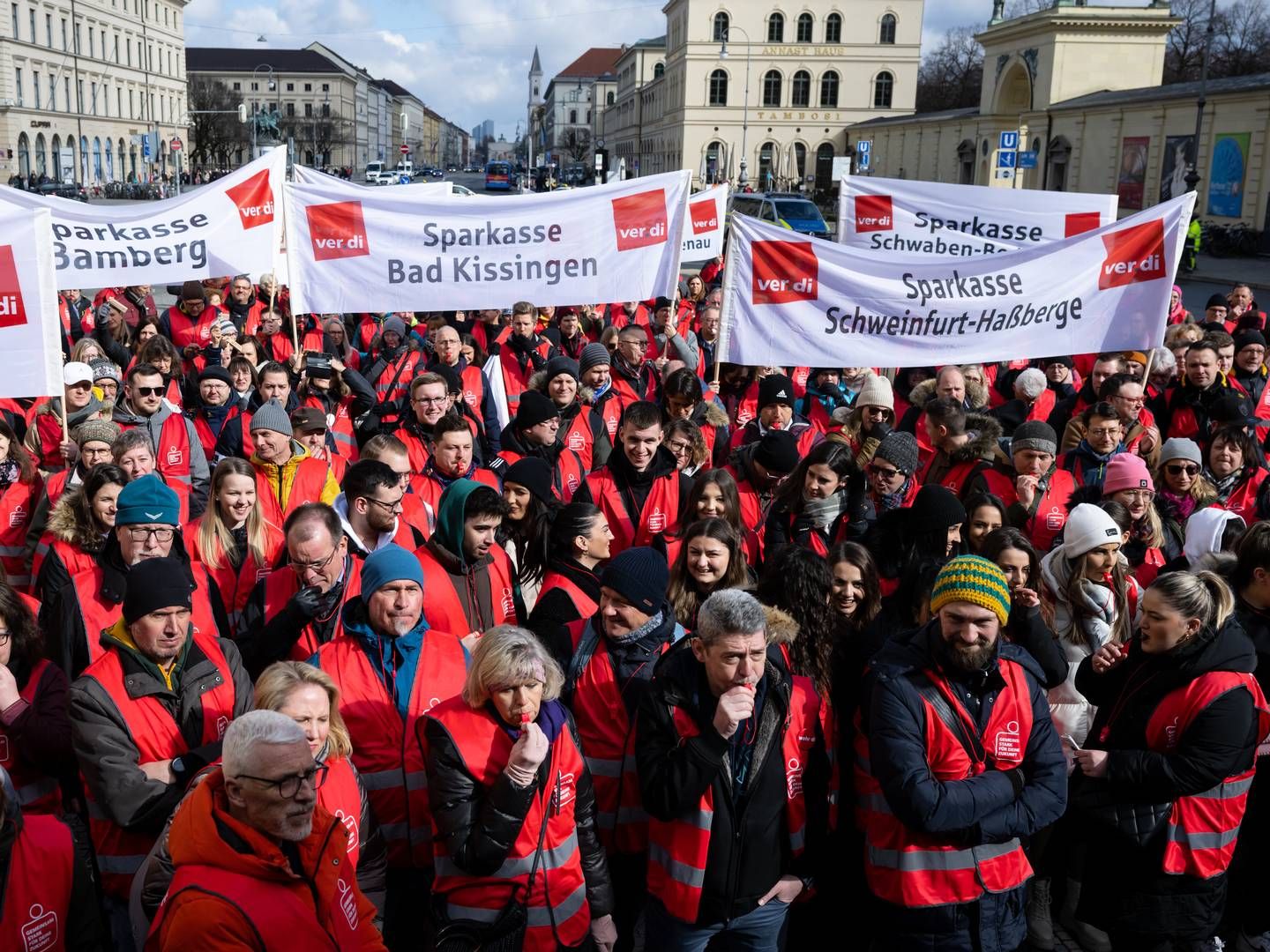 Streikende Sparkassen-Mitarbeiter in München | Photo: picture alliance/dpa | Sven Hoppe