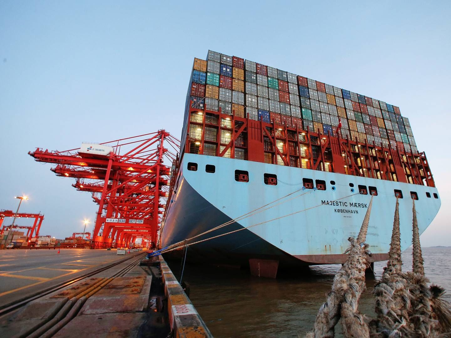 Et af Maersks store Triple-E containerskibe ligger til kaj i Shanghai. | Foto: Aly Song/reuters/ritzau Scanpix