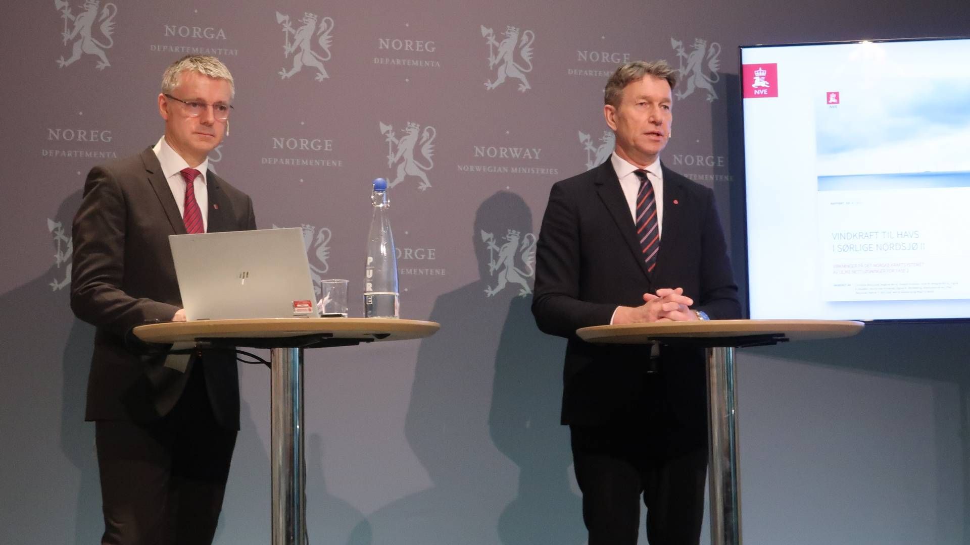 OVERLEVERTE RAPPORTER: NVE-sjef Kjetil Lund overleverte rapporter om radialer og hybrider, samt om regulering av strømnettet til havs. | Foto: Anders Lie Brenna