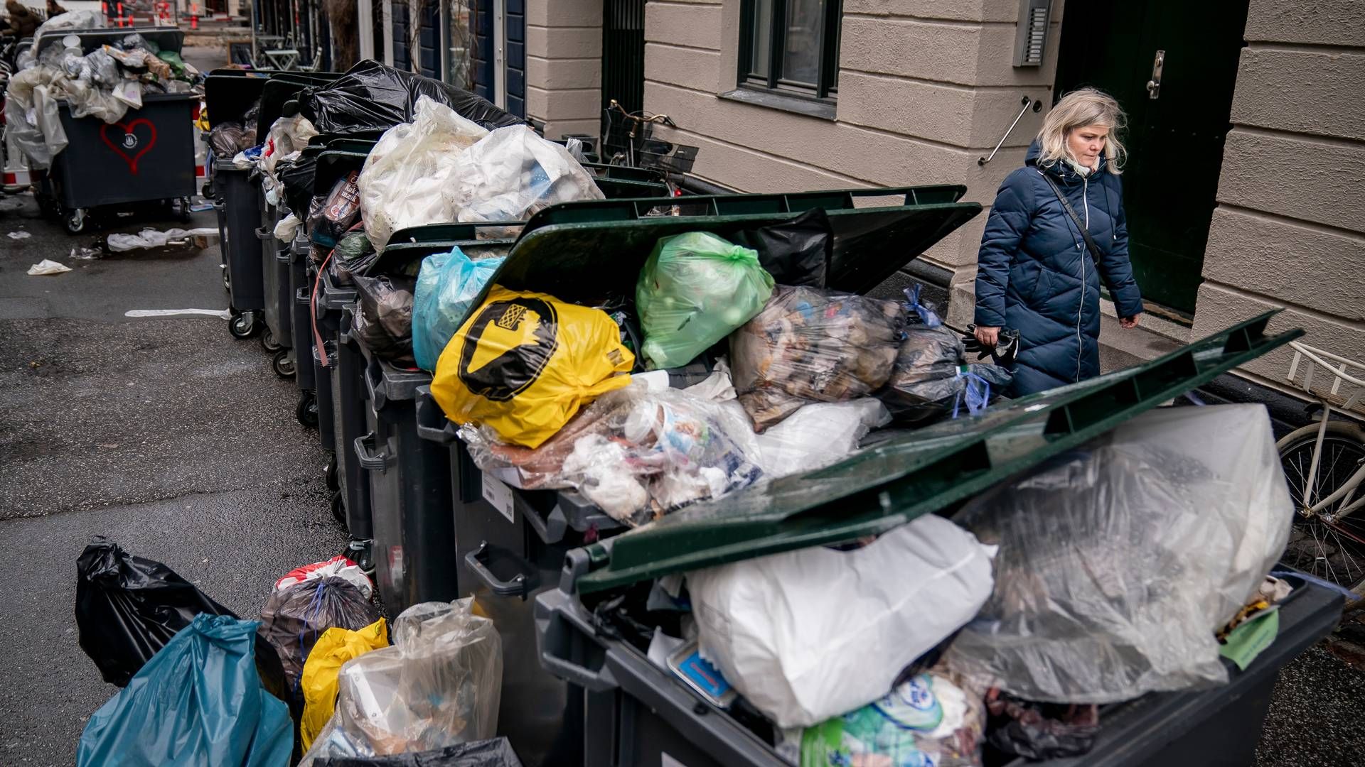 Helena Hasselsteen Nielsen, chef for affaldsindsamling hos ARC, forventer, at der inden for de kommende dage er ryddet helt op igen i København, Dragør og Tårnby. | Foto: Mads Claus Rasmussen/Ritzau Scanpix