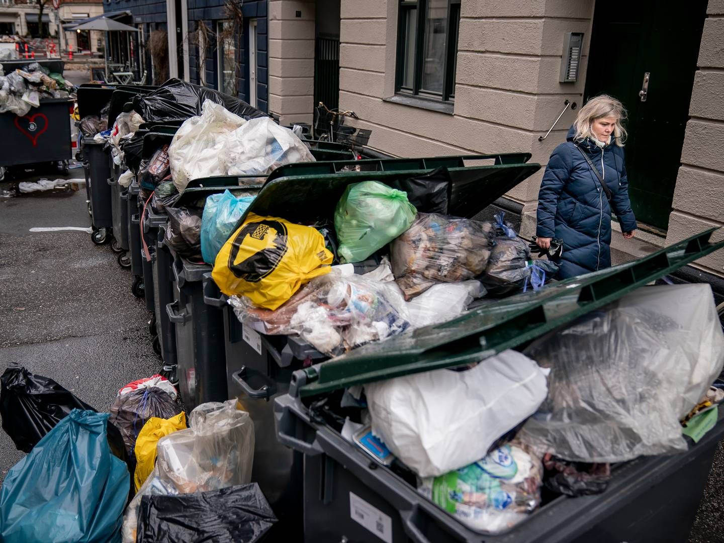 Helena Hasselsteen Nielsen, chef for affaldsindsamling hos ARC, forventer, at der inden for de kommende dage er ryddet helt op igen i København, Dragør og Tårnby. | Foto: Mads Claus Rasmussen/Ritzau Scanpix