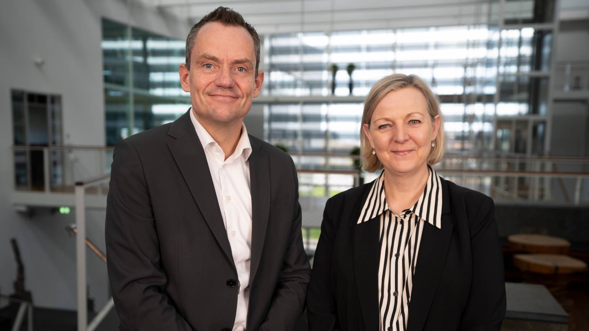 Claus Holm Andersen, adm. direktør i SEF Fiber, og Anette Holck, direktør for Abonnementssalg og Kundeservice i Kviknet. | Foto: Kviknet/pr