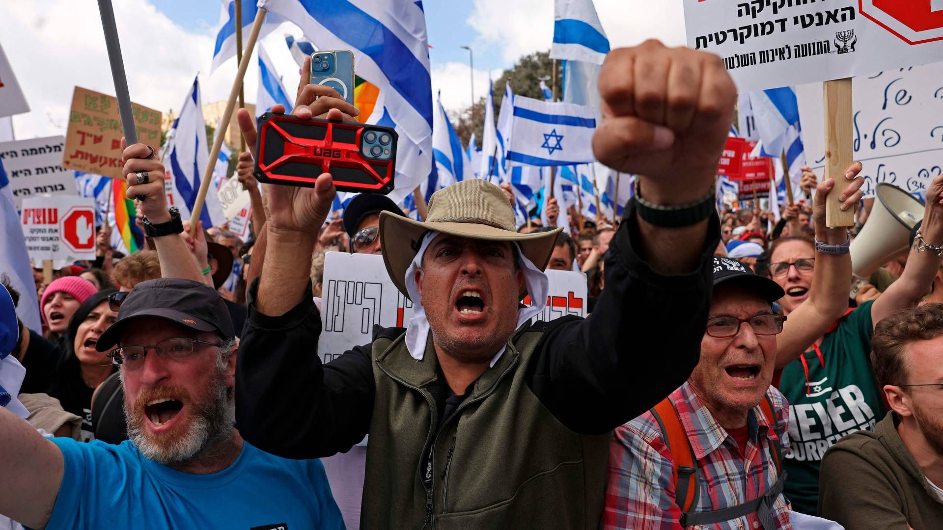 Demonstranter foran Israels parlament i Jerusalem råbte mandag slogans imod Netanyahus retsreform. Krisen har skubbet Israel ud i en politisk krise. | Foto: Hazem Bader