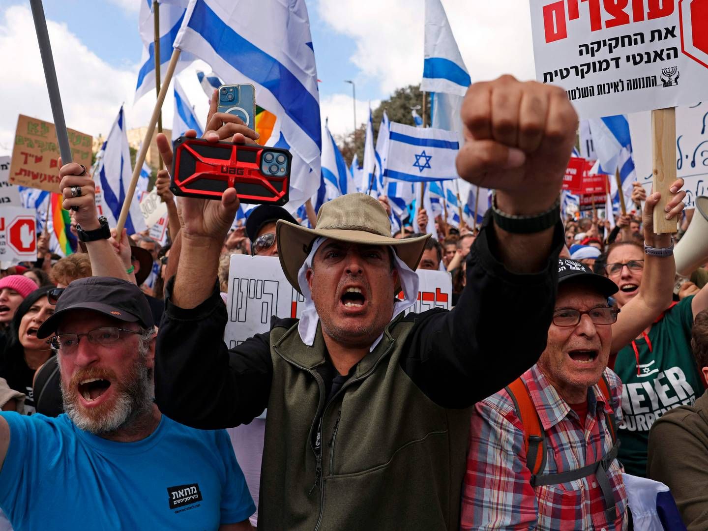 Demonstranter foran Israels parlament i Jerusalem råbte mandag slogans imod Netanyahus retsreform. Krisen har skubbet Israel ud i en politisk krise. | Foto: Hazem Bader