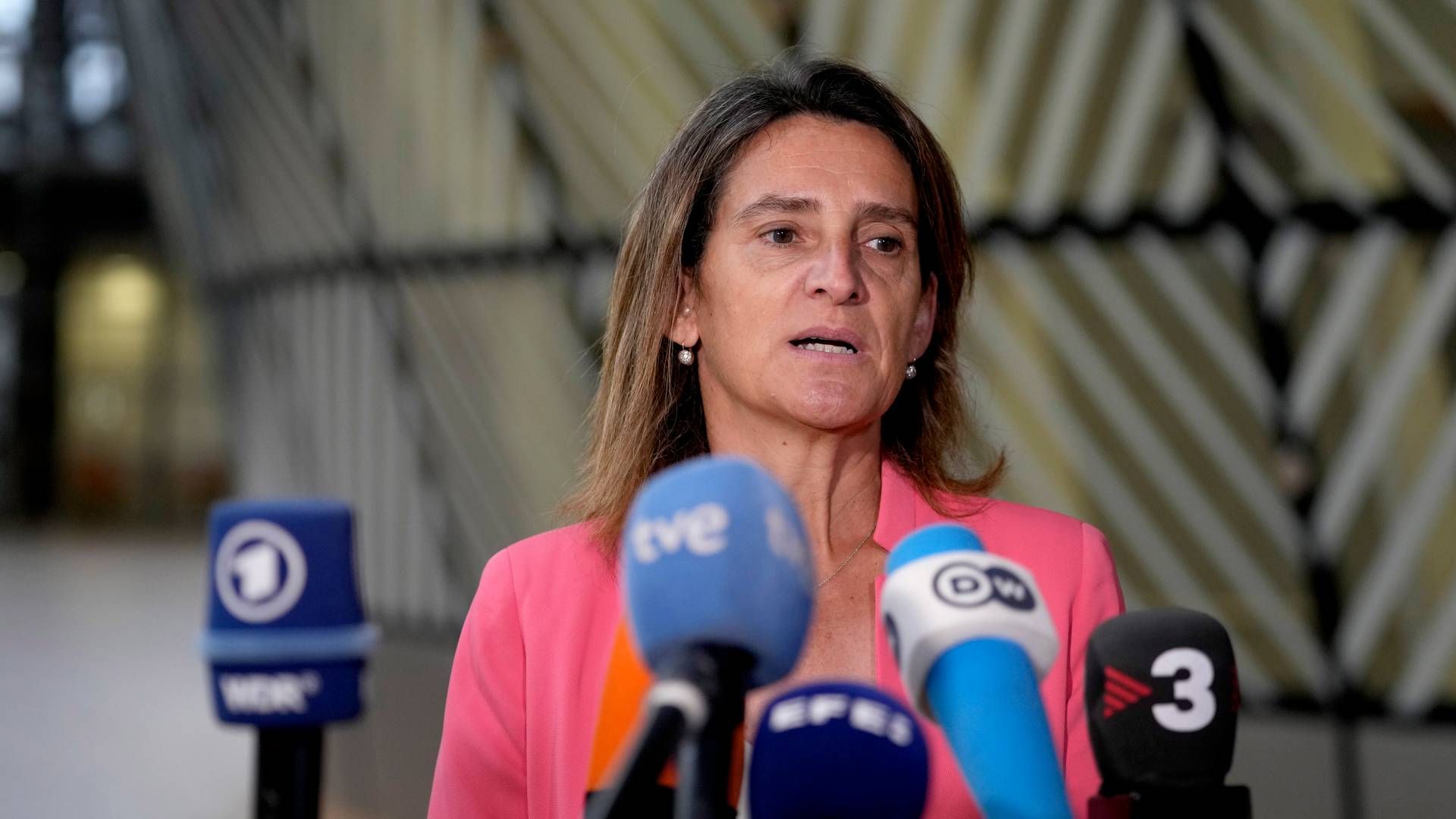 Spaniens minister for grøn omstilling, Teresa Ribera Rodriguez, der her ses ved et tidligere ministerrådsmøde i Bruxelles, er meget kritisk overfor den tyske ageren i sagen om forbrændingsmotorer. | Foto: Virginia Mayo/AP/Ritzau Scanpix