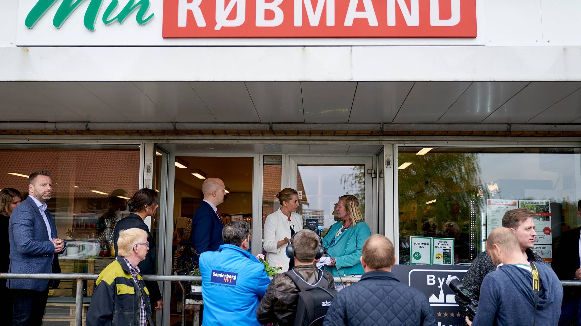 Statsminister Mette Frederiksen (S) lovede sidste år hjælp til de udsatte små købmænd | Foto: Claus Bonnerup