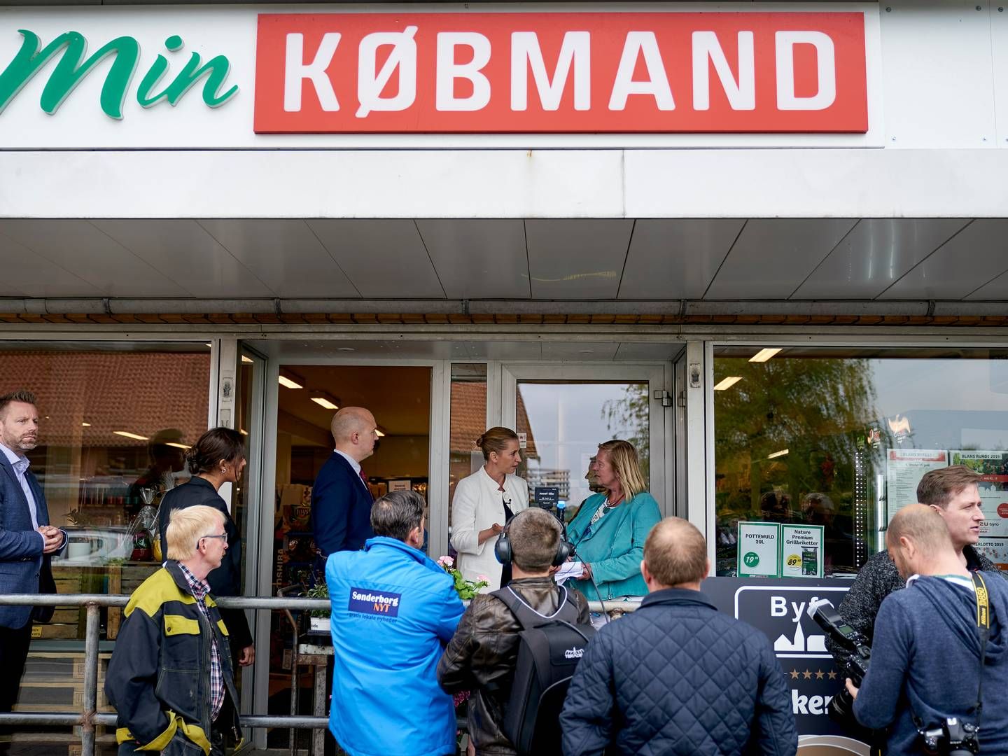 Statsminister Mette Frederiksen (S) lovede sidste år hjælp til de udsatte små købmænd | Foto: Claus Bonnerup