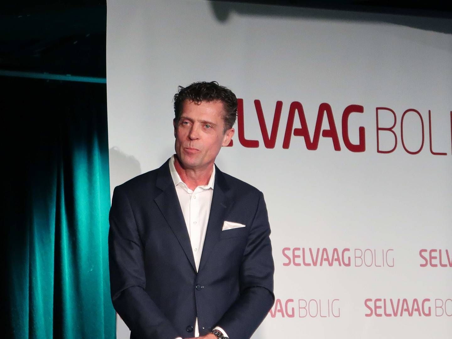 PÅ BOLIGKONFERANSE: Selvaag Bolig-sjefen Sverre Molvik på scenen onsdag. | Foto: Øystein Byberg