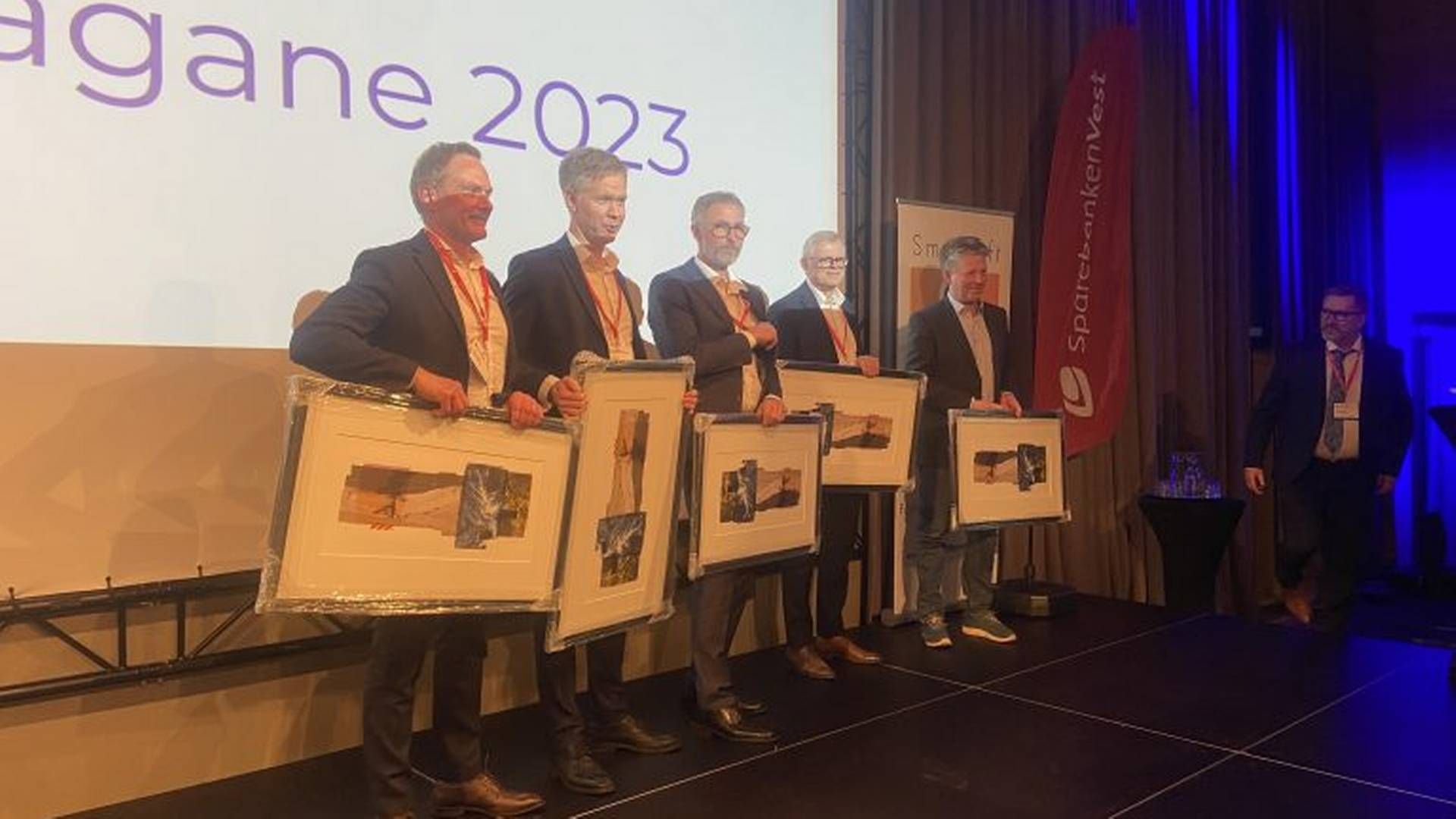 PRISVINNERE: Fem banker mottok Småkraftprisen 2023. | Foto: Småkraftforeninga
