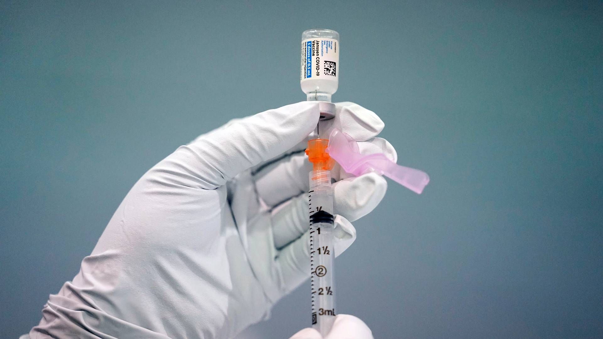 LOVTE GODT: Johnson & Johnson, som også har utviklet en koronavaksine (bildet), har tidligere meldt at RSV-vaksinen ga 80 prosents beskyttelse mot mot nedre luftveisinfeksjoner i en fase 2b-studie. Nå ser det ikke ut til at det blir noe av en slik RSV-vaksine. | Foto: AP Photo/Matt Rourke