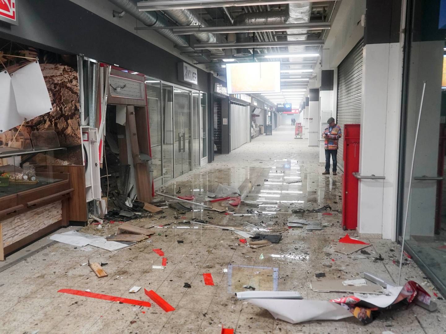 Doppelschlag: Zwei Geldautomaten wurden in einem Einkaufszentrum in Oststeinbek bei Hamburg am 20. März gesprengt. Sie waren im Abstand von 100 Metern aufgebaut. Die Täter flüchteten über die nahe Autobahn. Aufgrund von Gebäudebeschädigungen blieb das Einkaufszentrum zunächst geschlossen.