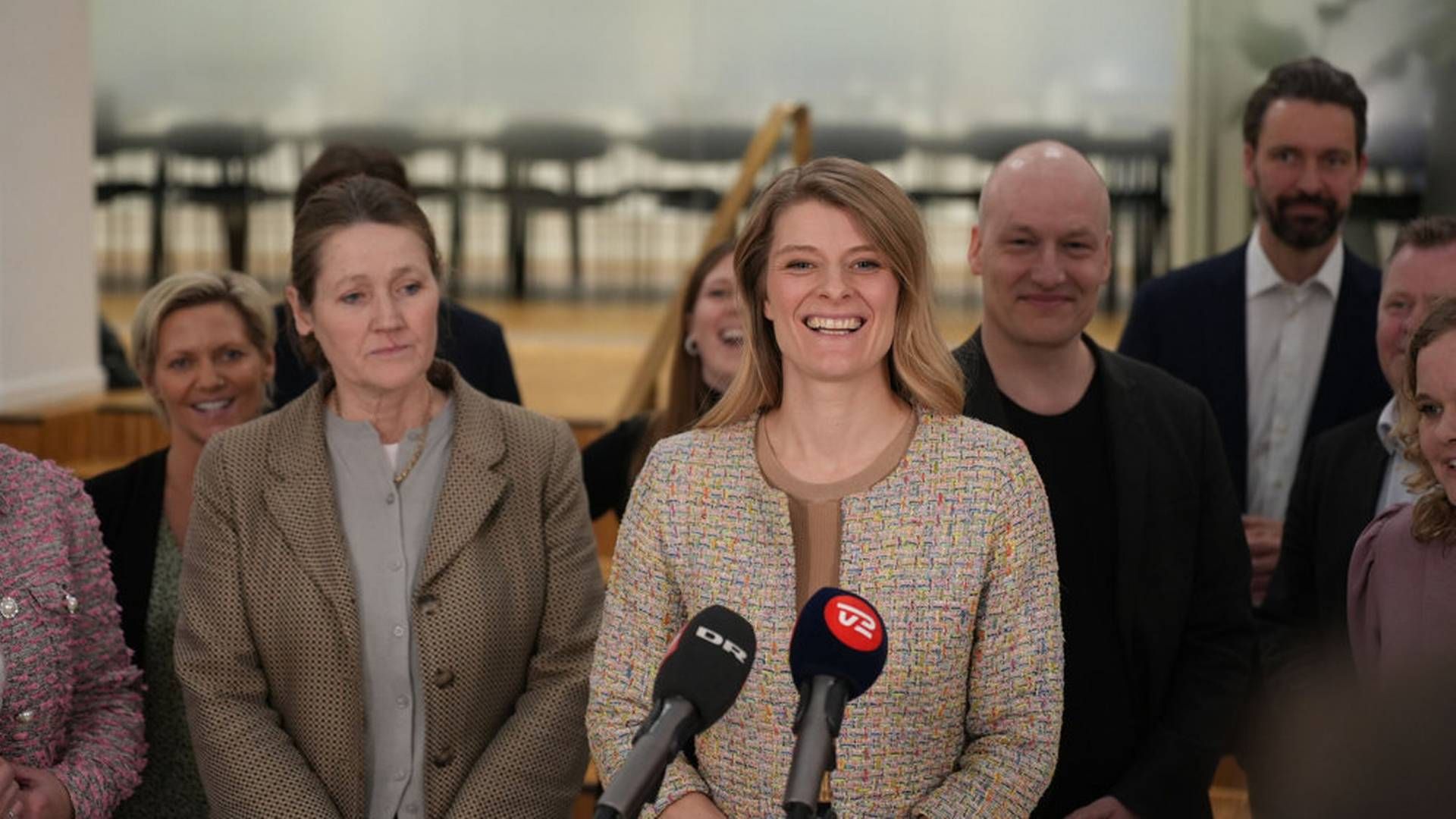 Beskæftigelsesminister Ane Halsboe-Jørgensen (S) og samtlige af Folketingets partier var repræsenteret ved pressemødet, hvor de præsenterede den nye arbejdsmiljøaftale | Foto: Emil Helms / Ritzau Scanpix