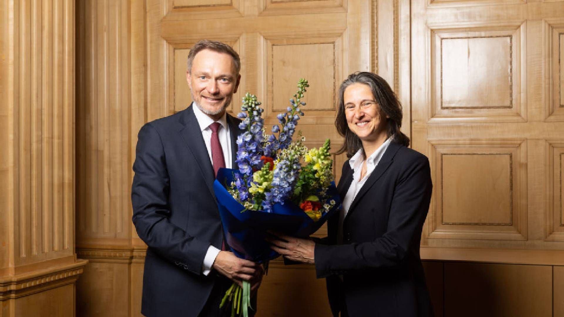 Blumen vom Bundesfinanzminister für das neue KfW-Vorstandsmitglied Katharina Herrmann. | Foto: KfW