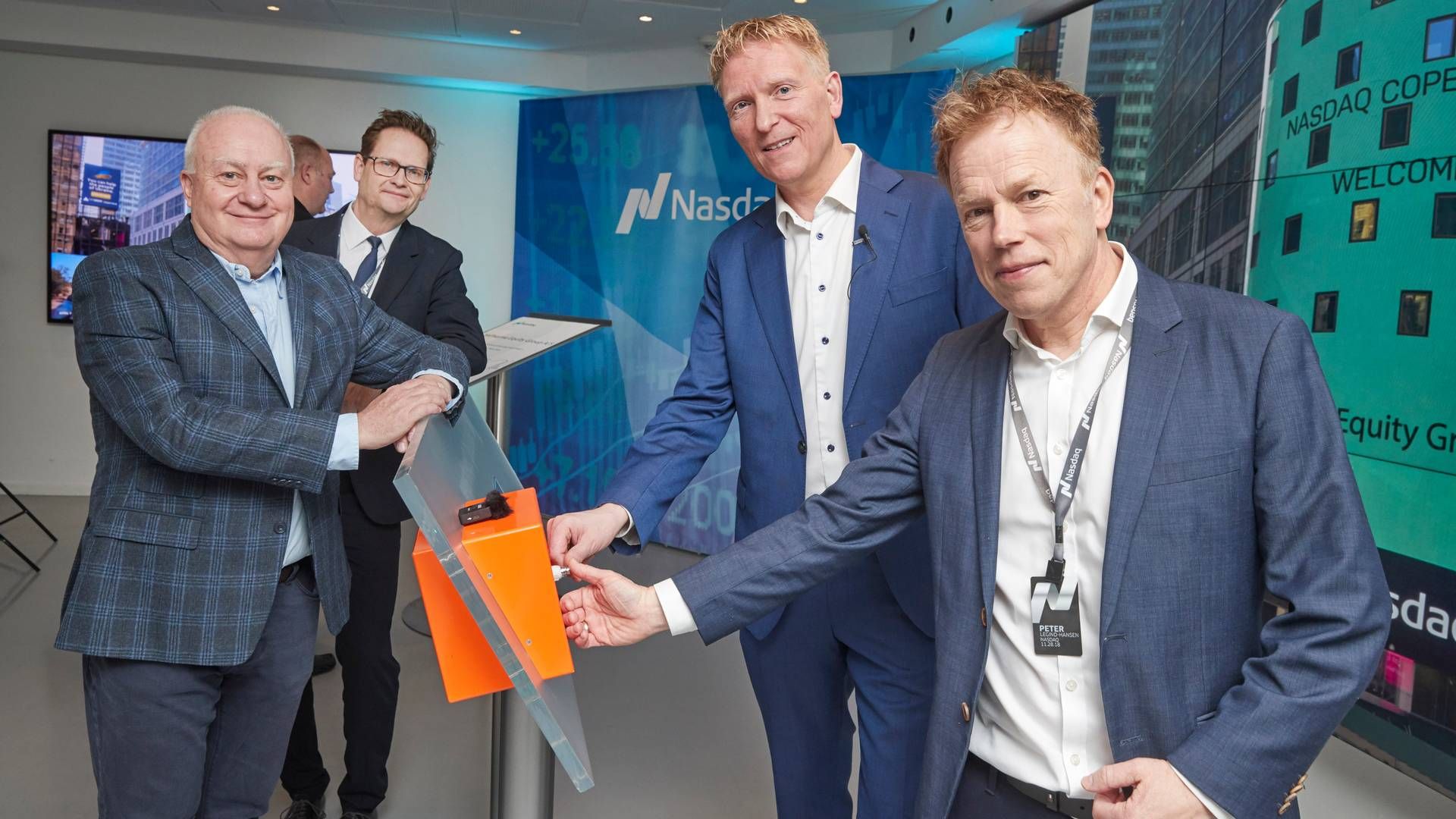 Thomas Kaas Selsø (t.v.) trykker på knappen sammen med Peter Legind-Hansen fra Nasdaq Copenhagen i forbindelse med selskabets børsnotering i denne uge. | Foto: Birger Storm / Pharma Equity Group / Pr