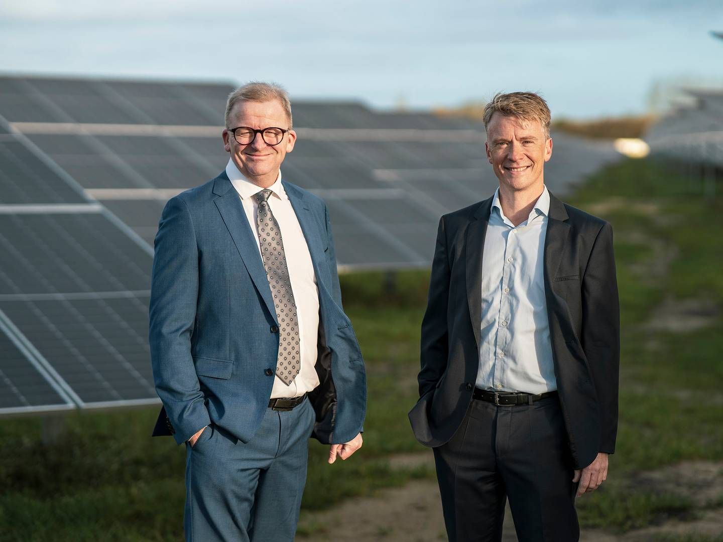 Finansdirektør og adm. direktør i JN Data, Jacob Moesgaard (tv) og Søren Lindgaard, foran den nye solcellepark i Ådum. | Foto: Pr