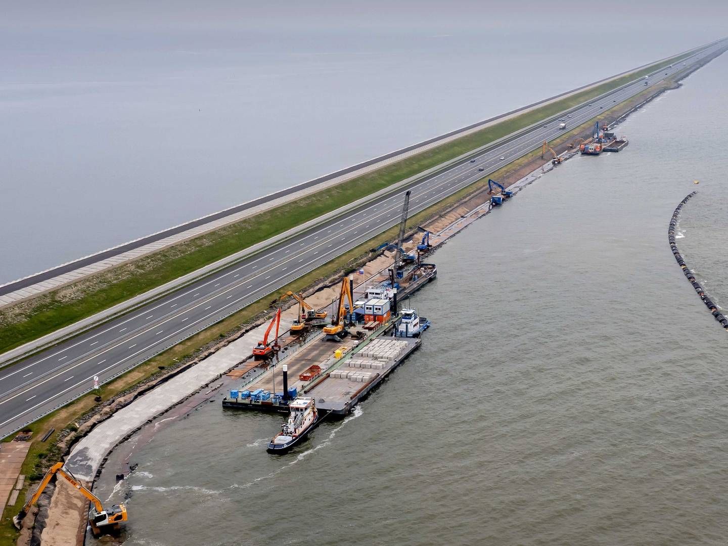 Arbeiten am Afsluitdijk. Die LBBW finanziert die Deichsanierung in den Niederlanden mit. | Foto: picture alliance / ANP | Robin van Lonkhuijsen