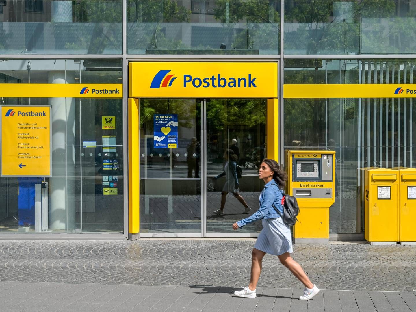 Eine Filiale der Postbank in Frankfurt. | Foto: picture alliance / imageBROKER | Schoening