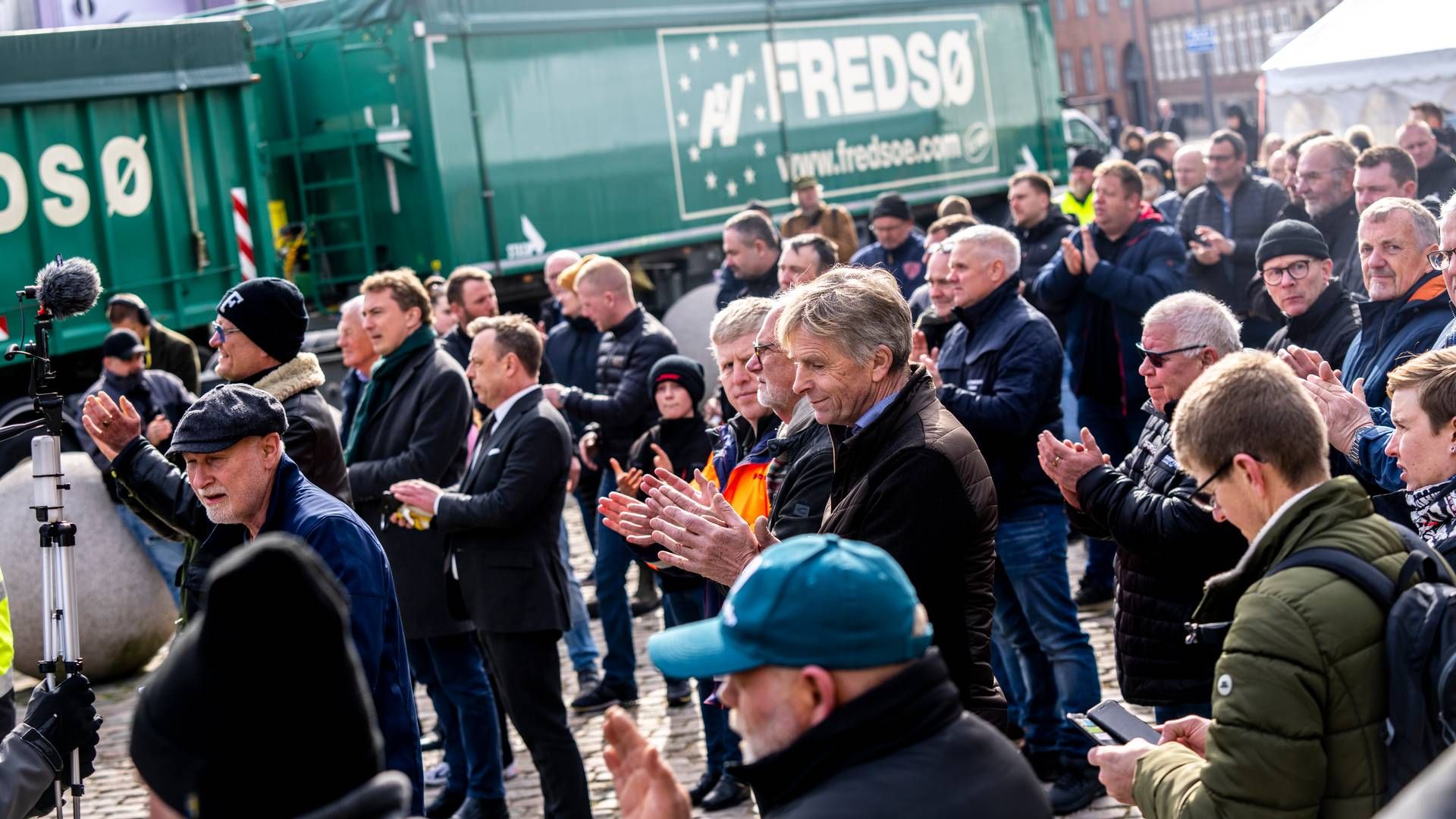 Vognmænd var tirsdag mødt op til demonstration på Christiansborg Slotsplads mod den nye vejafgift. Kort derfra blokerede lastbiler i hobetal den firsporede vej foran parlamentet. | Foto: Ida Marie Odgaard