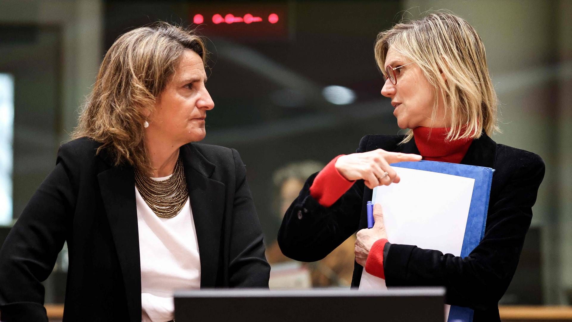 VIL HA TEMPO: Den spanske energiminister Teresa Ribera (t.v.) i samtale med sin franske kollega Agnes Pannier-Runacher. | Foto: Kenzo Tribouillard/AFP / AFP
