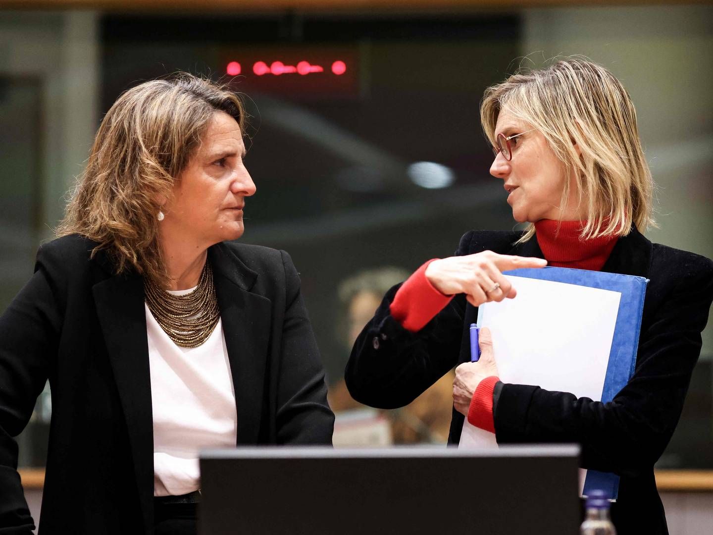 Den spanske energiminister Teresa Ribera (t.v.) i samtale med sin franske kollega Agnes Pannier-Runacher. | Foto: Kenzo Tribouillard/AFP / AFP