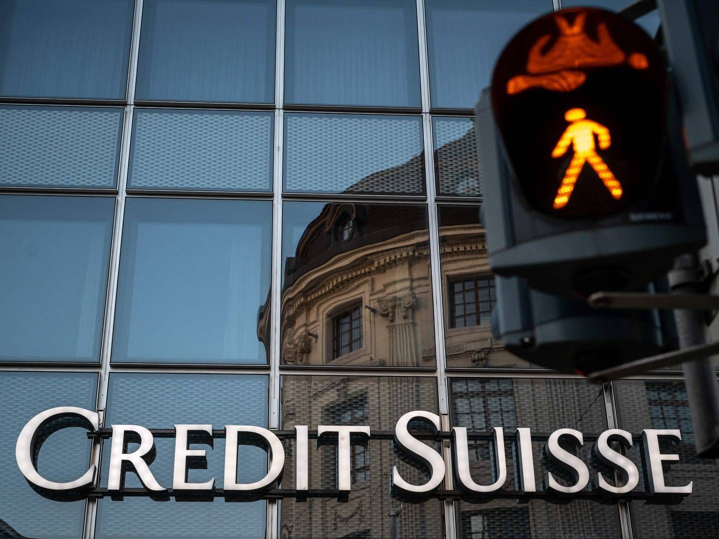 Ampelmotiv vor Fassade der Credit Suisse | Foto: Fabrice Coffrini