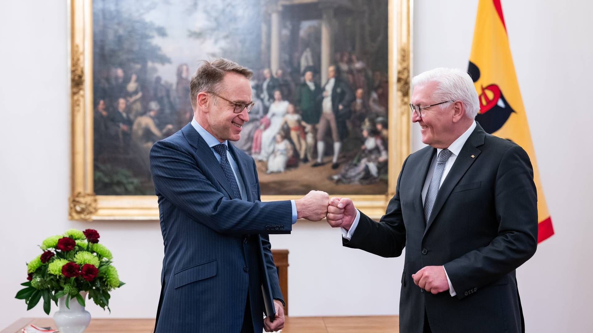 Jens Weidmann (links) erhält seine Entlassungsurkunde als Bundesbank-Chef durch Bundespräsident Frank-Walter Steinmeier | Foto: picture alliance/dpa | Bernd von Jutrczenka
