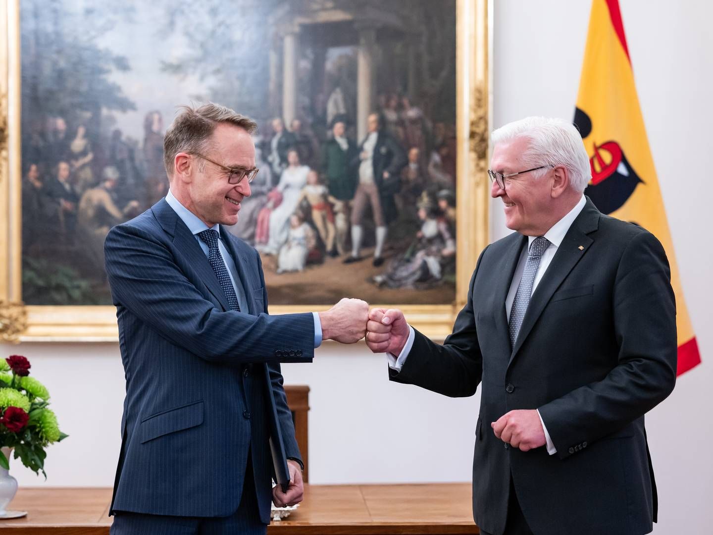 Jens Weidmann (links) erhält seine Entlassungsurkunde als Bundesbank-Chef durch Bundespräsident Frank-Walter Steinmeier | Foto: picture alliance/dpa | Bernd von Jutrczenka