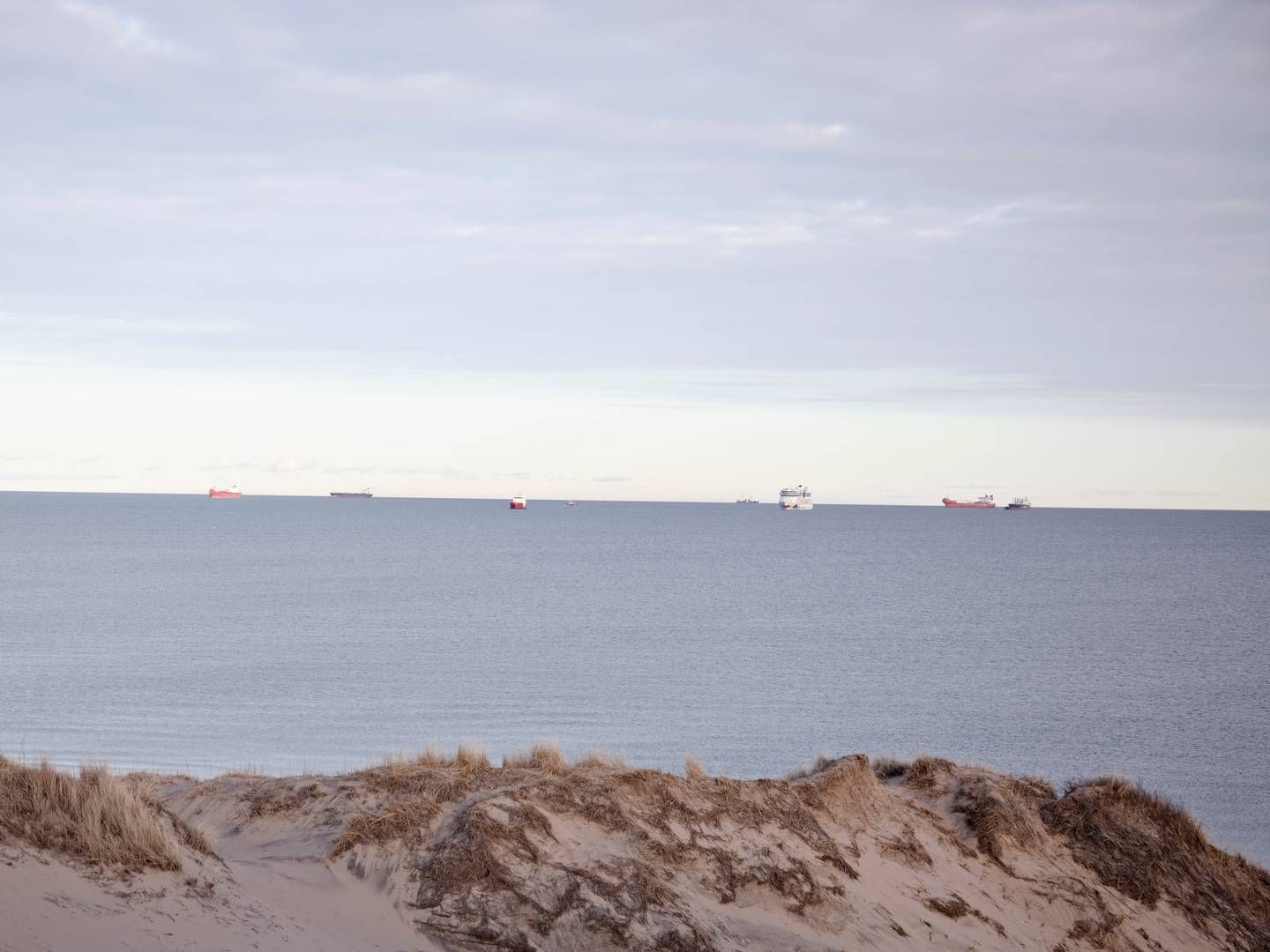 Det danske farvand ud for Skagen er et knudepunkt for handelsskibe, der sejler i Østersøen. Det gælder også de mange tankskibe, som fortsat sejler olie ud af Rusland. | Foto: Marius Renner/Ritzau Scanpix