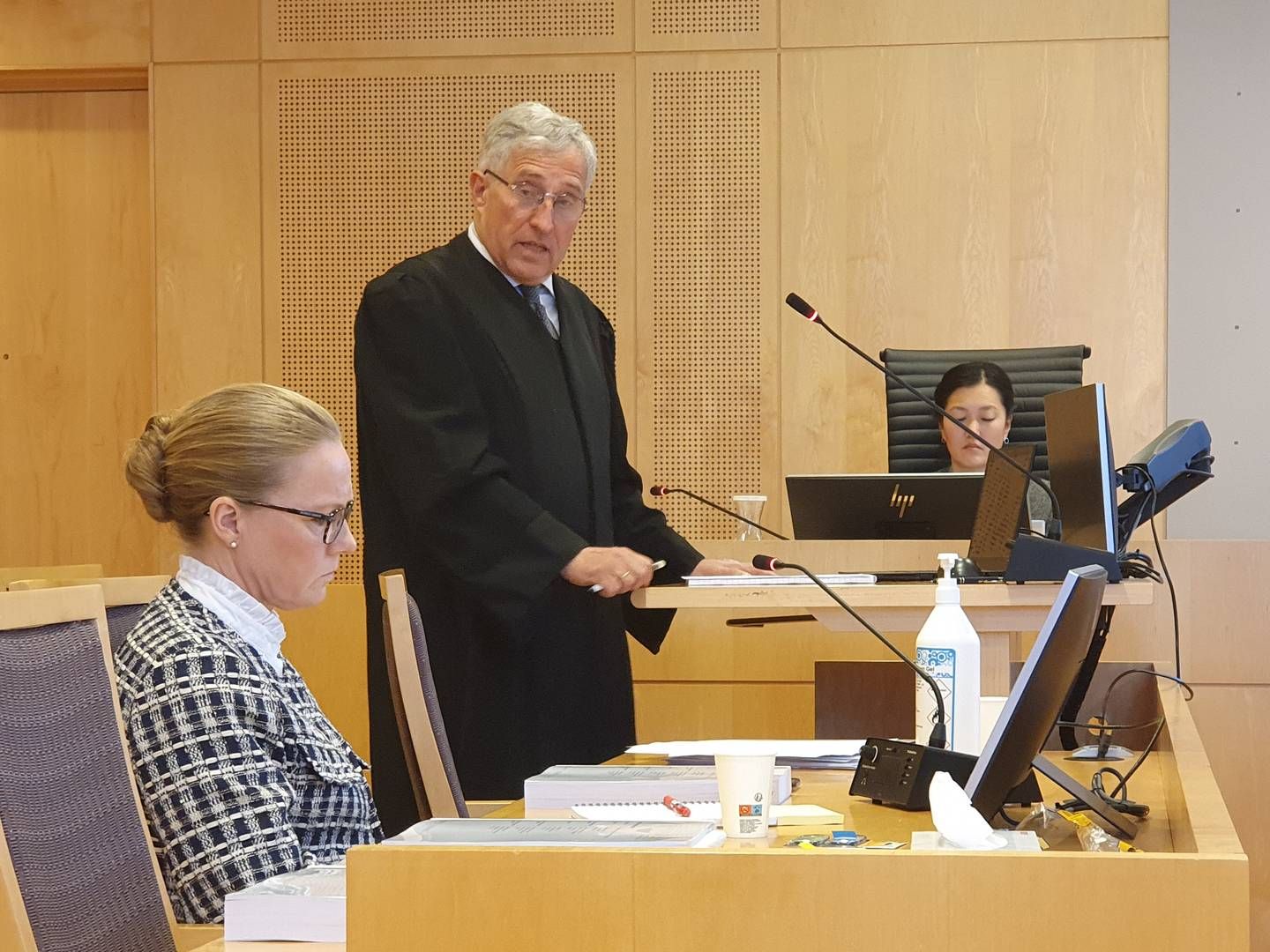Elisabeth Bull Daae is supposed to have received a notice of termination from Norges Bank. Here, she's seen in Oslo District Court with her lawyer, Sigurd Knudtzon | Foto: Ida Oftebro