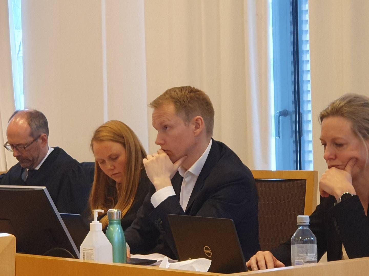 These four people showed up in court on behalf of Norges Bank and the Norwegian oil fund for the case which has been brought to court by former head of trading analytics at the Oil fund, Elisabeth Bull Daae. From left: Lawyers Jan Fougner and Oda Indset, along with CIO Geir Øyvind Nygård and senior legal counsel Aase Løne from Norges Bank. | Photo: Ida Oftebro