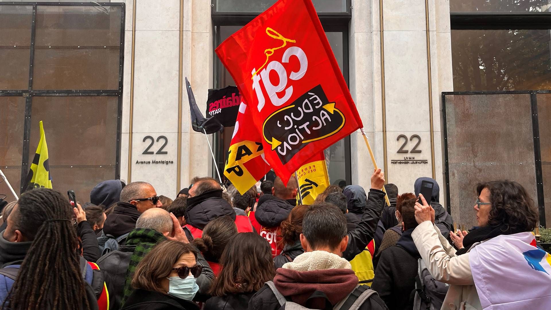 Demonstranter i Paris trængte torsdag kortvarigt ind i modehuset LVMH's hovedkvarter i Paris som led i protesterne mod den franske regerings pensionsreform. | Foto: Bart Biesemans