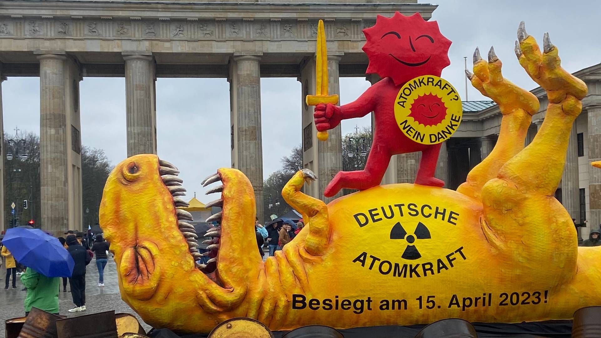 STENGER KJERNEKRAFTEN: Greenpeace markerer at Tysklands de tre siste kjernekraftverkene lørdag 15. april. | Foto: Annette Lie Brenna