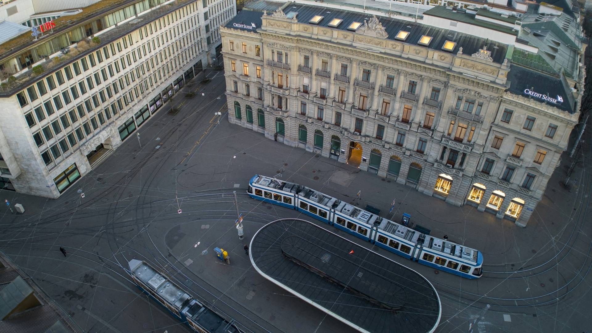 Credit Suisse og UBS har begge kontorer ved Paradeplatz i Zürich.