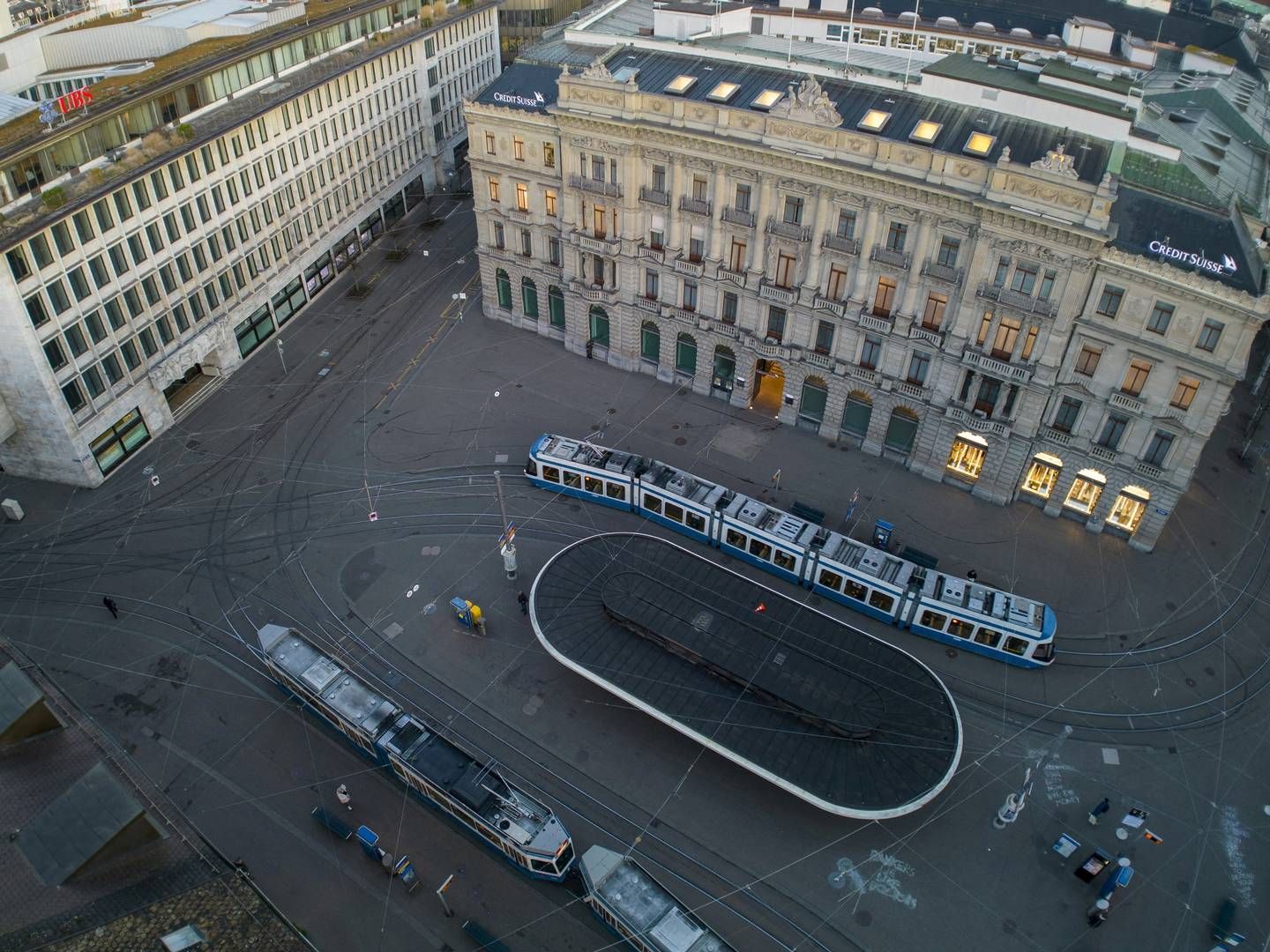 Credit Suisse og UBS har begge kontorer ved Paradeplatz i Zürich.