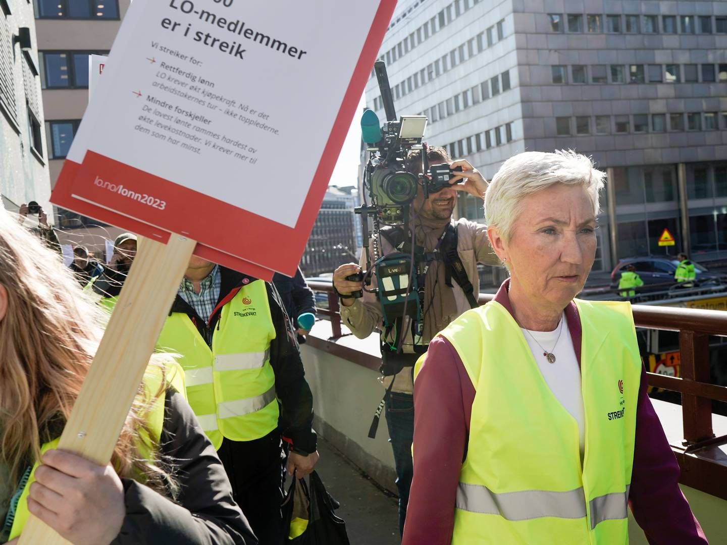 STREIK: LO-leder Peggy Hessen Følsvik møter streikende bygnings- og anleggsarbeidere på Youngstorget i Oslo. | Foto: Cornelius Poppe / NTB