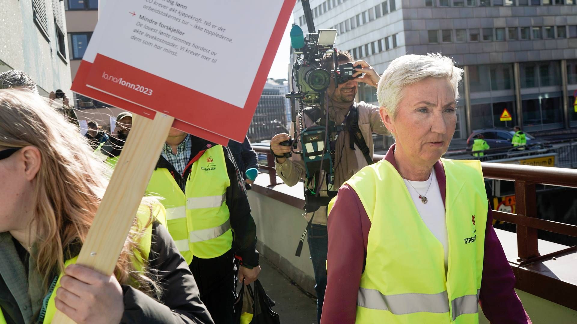 STREIKENDE: LO-leder Peggy Hessen Følsvik blant streikende bygnings- og anleggsarbeidere på Youngstorget i Oslo mandag. | Foto: Cornelius Poppe / NTB