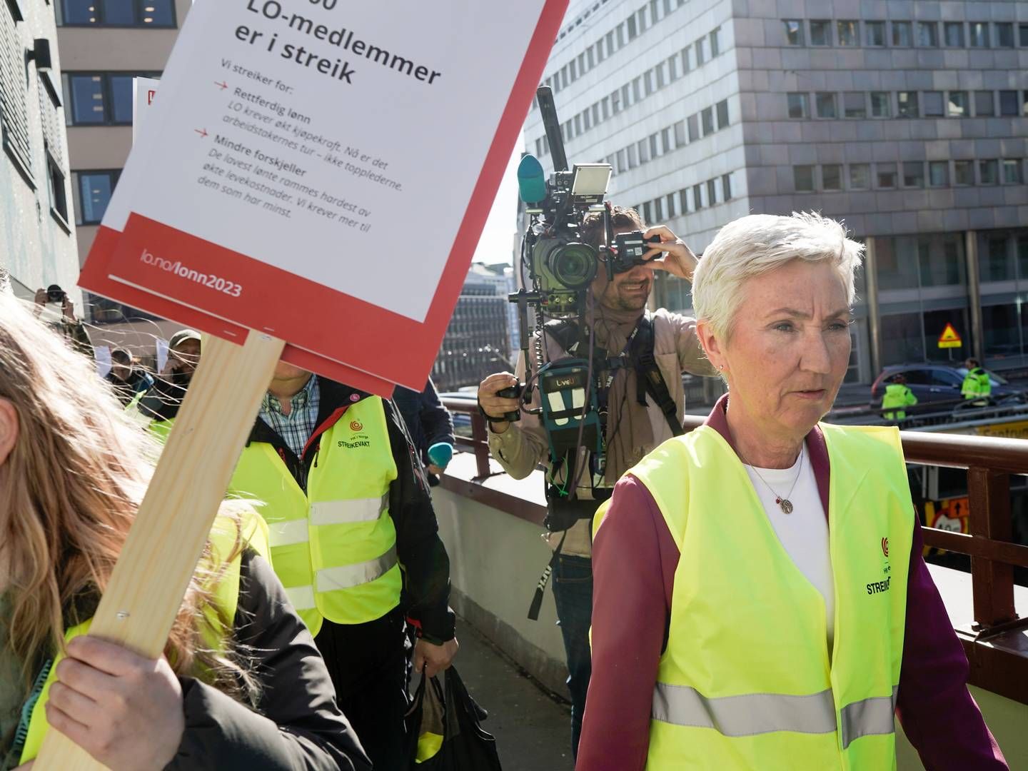 STREIKENDE: LO-leder Peggy Hessen Følsvik blant streikende bygnings- og anleggsarbeidere på Youngstorget i Oslo mandag. | Foto: Cornelius Poppe / NTB