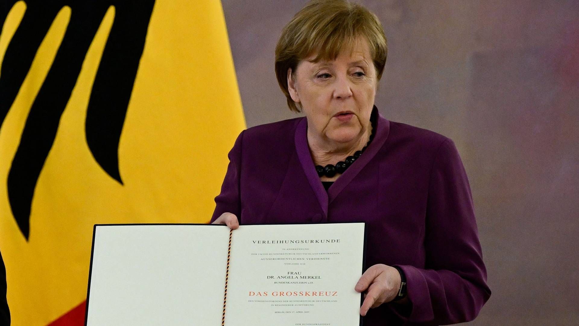 Den tidligere kansler Angela Merkel har fået overrakt en særlig fortjenstmedalje for sin indsats for Tyskland. | Foto: John Macdougall/AFP/Ritzau Scanpix