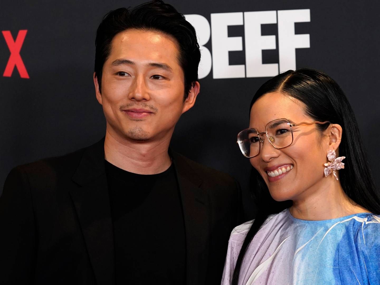 Skuespillerne Steven Yeun og Ali Wong poserer i forbindelse med Netflix-serien "Beef". | Foto: Chris Pizzello/AP/Ritzau Scanpix
