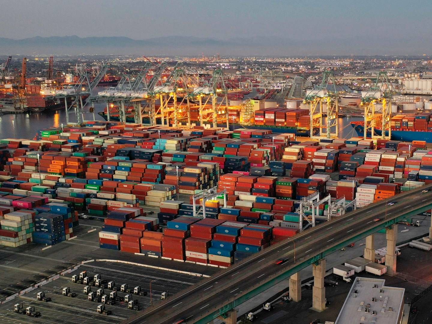 Luftfoto af Port of Los Angeles, en af de største containerhavne i USA, som får stigende konkurrence fra østkysten. | Foto: Robyn Beck/AFP/Ritzau Scanpix