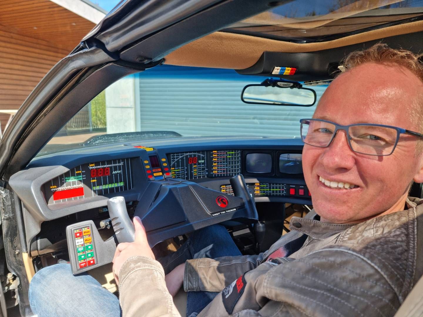 Jacob Pedersen, aktieanalysechef i Sydbank, bag rattet i sin kopi af bilen KITT. | Foto: Christopher Lange