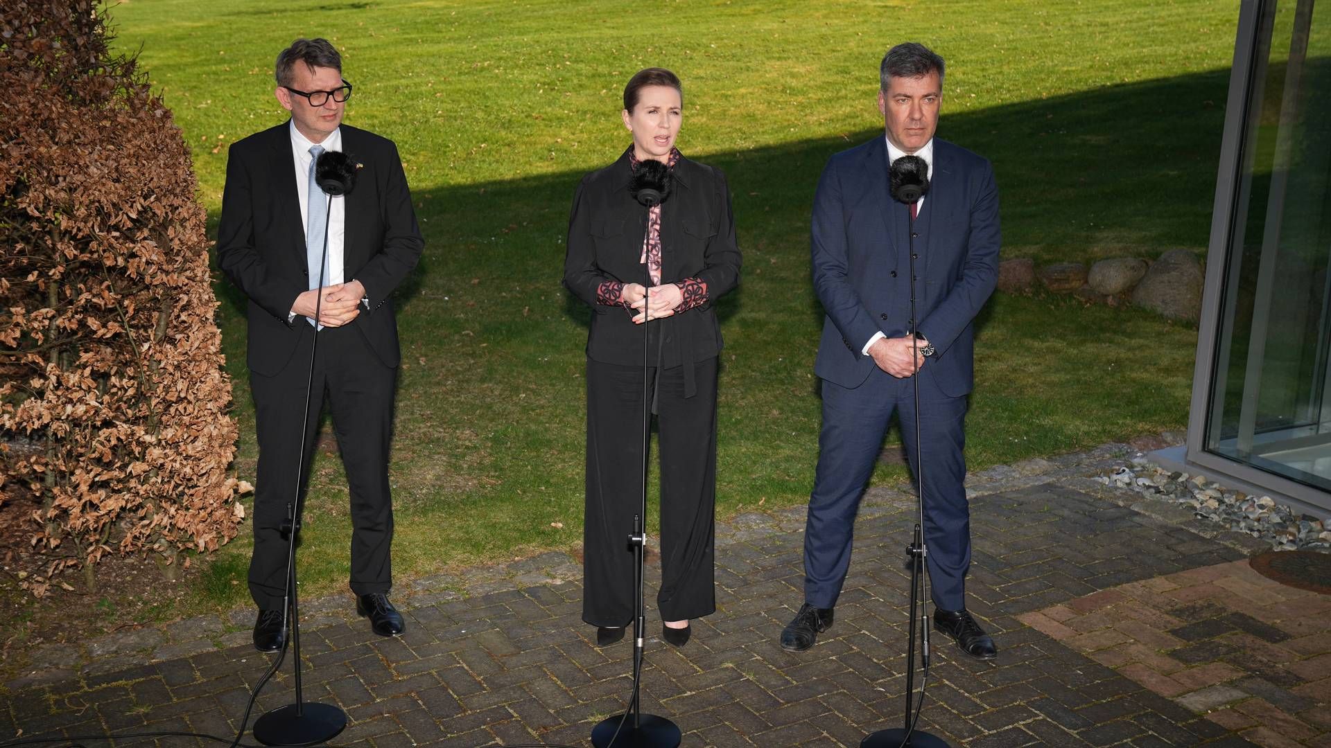 Statsminister Mette Frederiksen (S), klima-, energi- og forsyningsminister Lars Aagaard (M) og fungerende forsvarsminister Troels Lund Poulsen (V) holder doorstep pressemøde før møde om grøn fremtid på Marienborg onsdag den 19. april 2023. | Foto: Mads Claus Rasmussen/Ritzau Scanpix