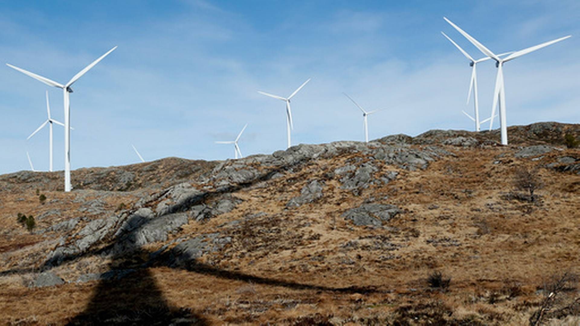 NEDGANG: SSB sier nedgangen skyldes at det bygges ut mindre vindkraft enn før. Her fra Midtfjellet vindpark i Fitjar kommune. | Foto: Jan Kåre Ness / NTB