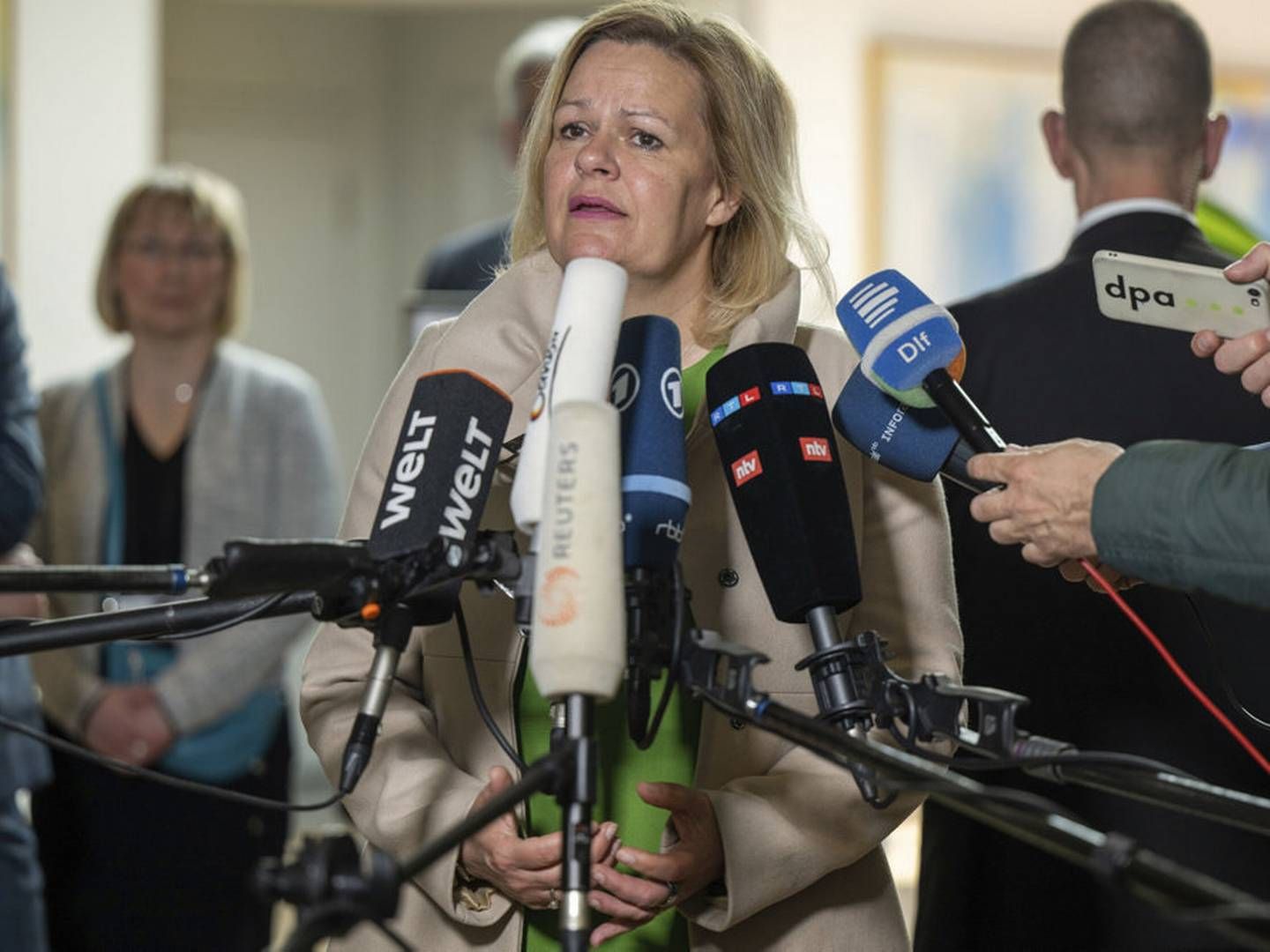 Indenrigsminister Nancy Faeser talte lørdag aften til pressen forud for en fjerde runde lønforhandlinger | Foto: Monika Skolimowska / Ritzau Scanpix