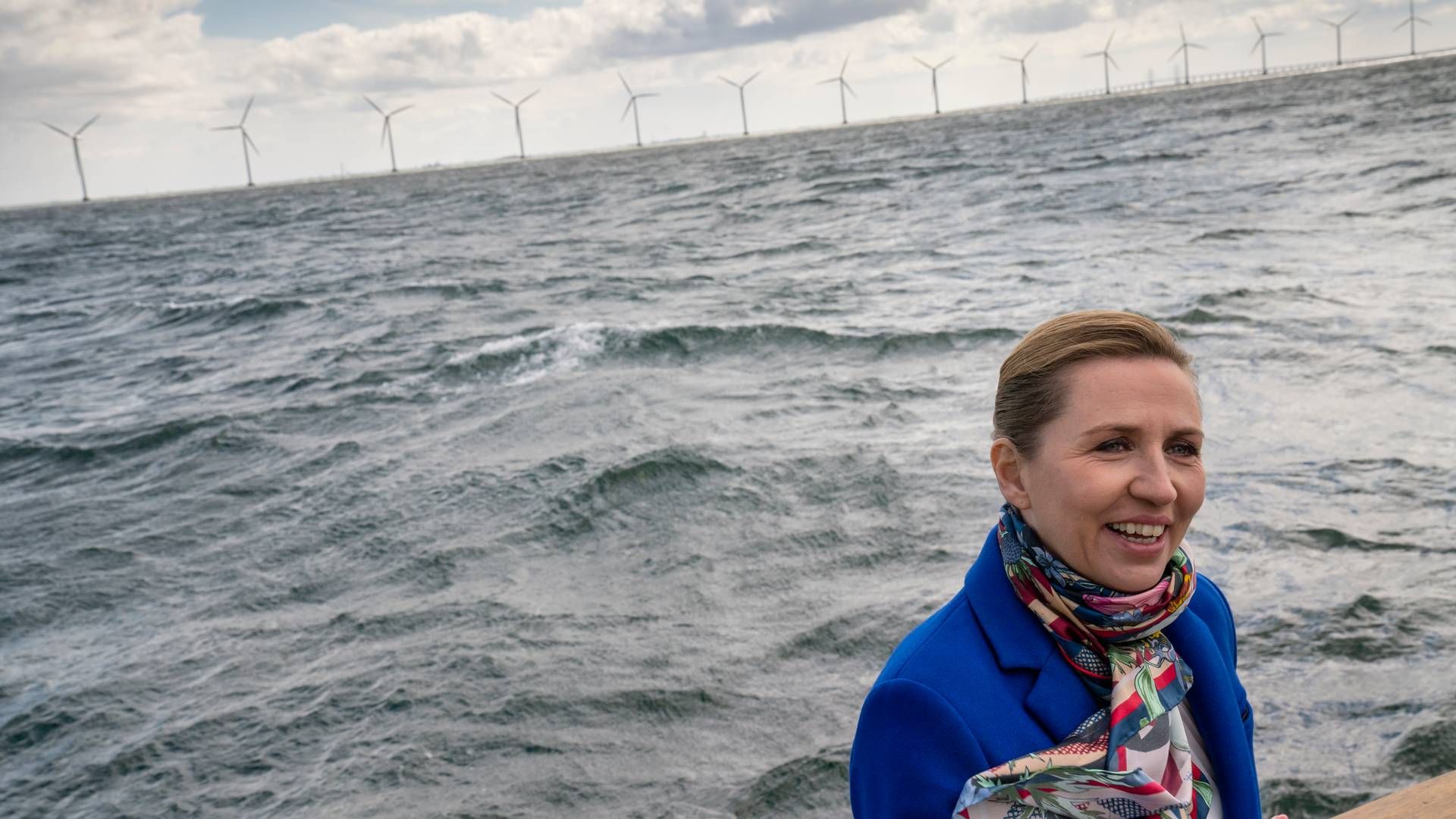 Statsminister Mette Frederiksen rejser mandag til den belgiske havneby Ostende for at underskrive en aftale om at 20-doble havvind i Nordsøen i samspil med otte andre lande. Her ses hun ved en havmølleparken Middelgrunden. | Foto: Stine Bidstrup